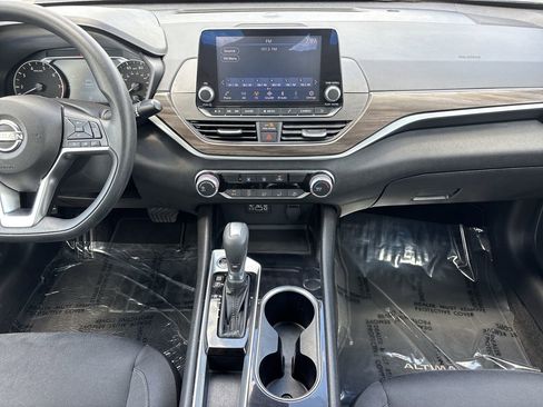 Used 2024 Nissan Altima 2.5 SV FWD image 14