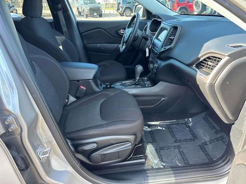 Used 2020 Jeep Cherokee Latitude w/ Cold Weather Group image 13