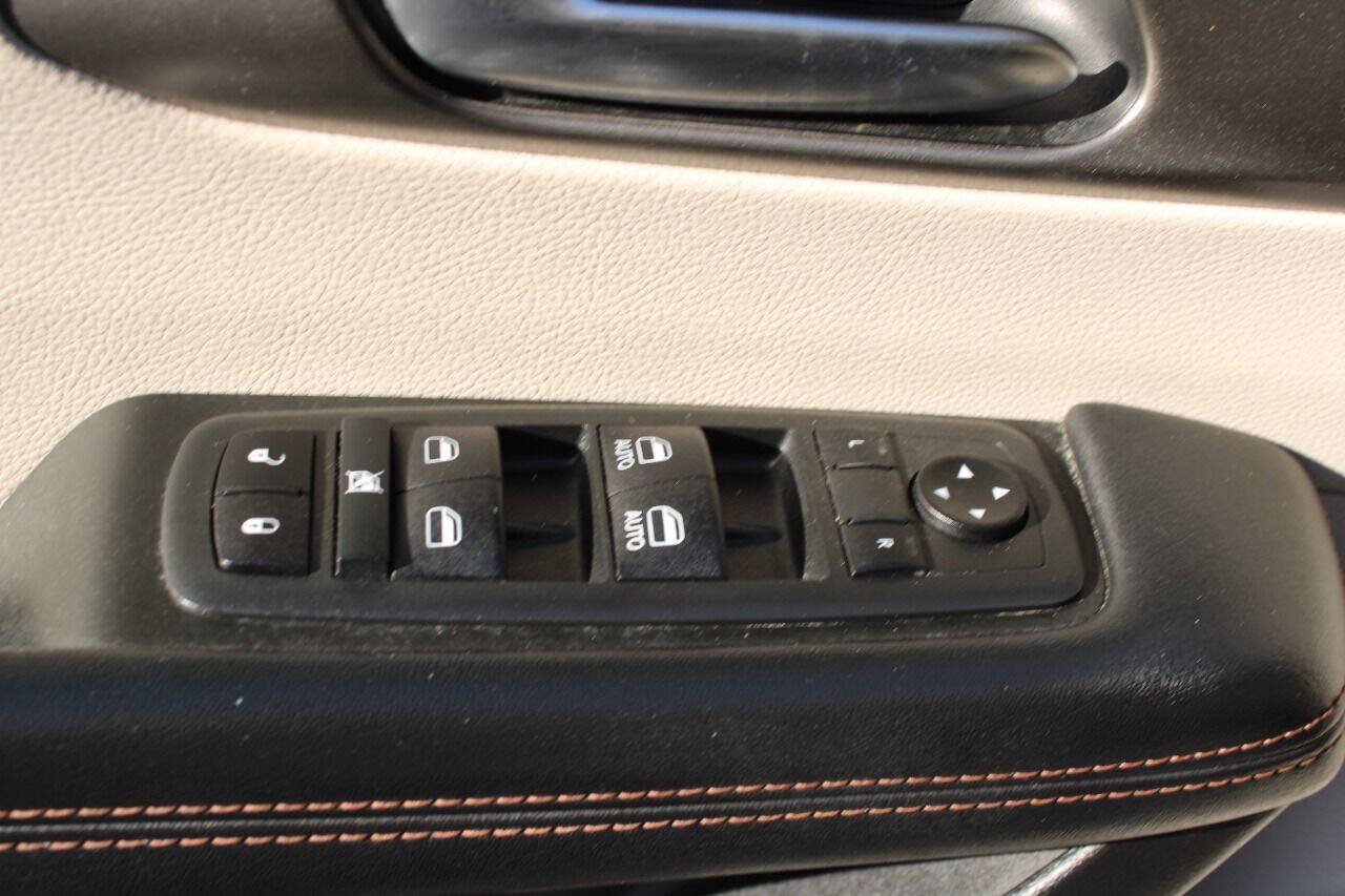 Used 2020 Chrysler Pacifica Touring-L FWD image 32