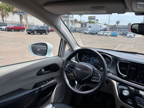 Used 2022 Chrysler Pacifica Touring-L FWD image 37