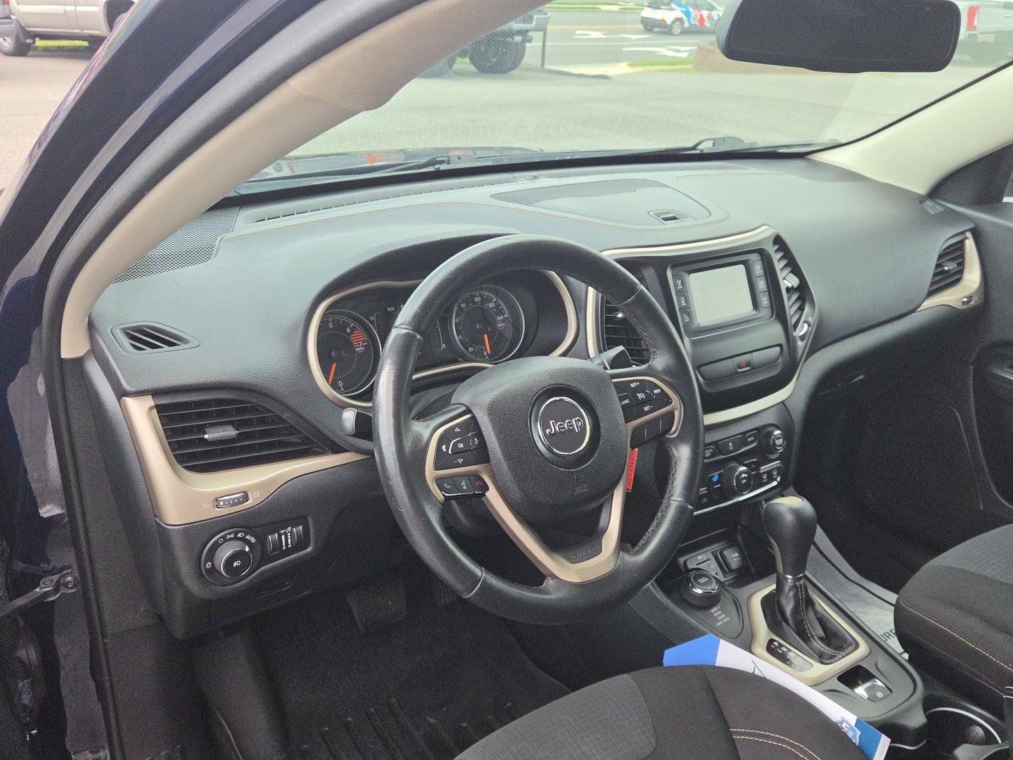 Used 2016 Jeep Cherokee Latitude AWD/4WD image 10