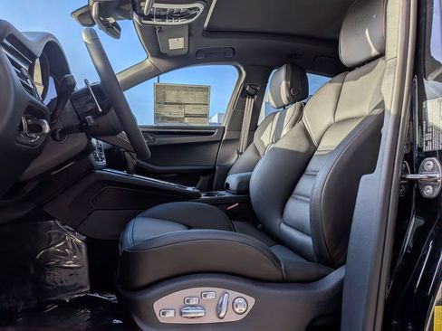 Certified 2026 Porsche Macan AWD/4WD image 5