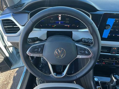 New 2026 Volkswagen Taos SE image 18