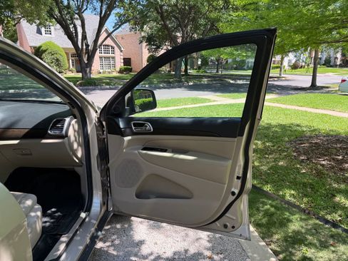 Used 2014 Jeep Grand Cherokee Laredo w/ 18" Wheel & 8.4" Radio Group image 13