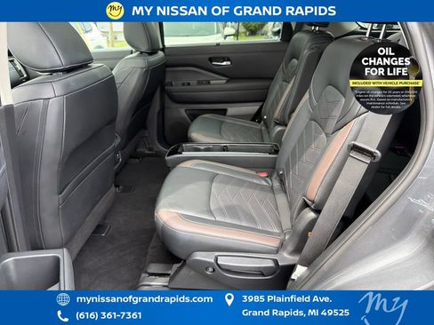 Used 2025 Nissan Pathfinder Platinum AWD/4WD image 28