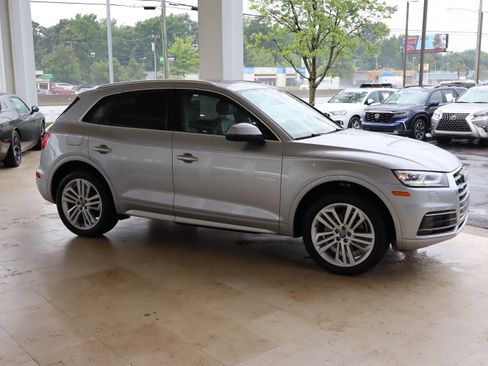 Used 2019 Audi Q5 2.0T Premium Plus w/ Premium Plus Package AWD/4WD image 2