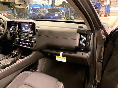 Used 2025 Nissan Pathfinder S image 13