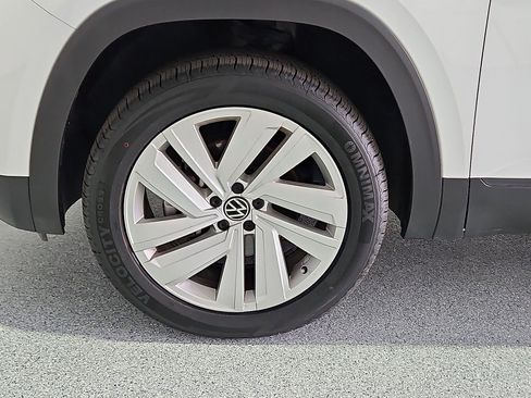 Certified 2023 Volkswagen Atlas Cross Sport SE w/ Panoramic Sunroof Package FWD image 11