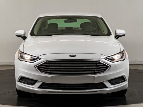 Used 2018 Ford Fusion SE image 2