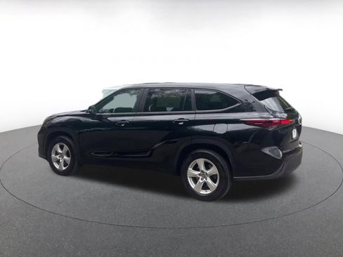 Used 2025 Toyota Highlander LE FWD image 10