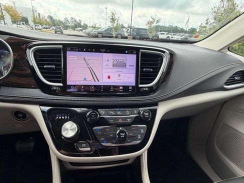 Used 2024 Chrysler Pacifica Limited FWD image 38
