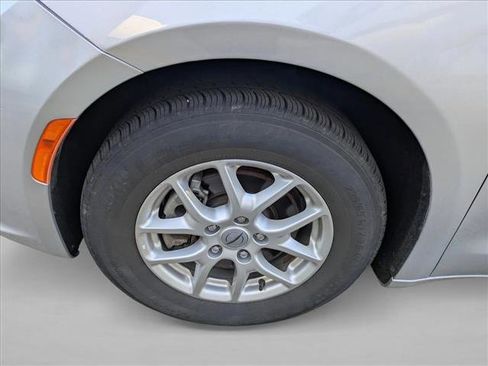 Used 2023 Chrysler Pacifica Touring-L FWD image 10