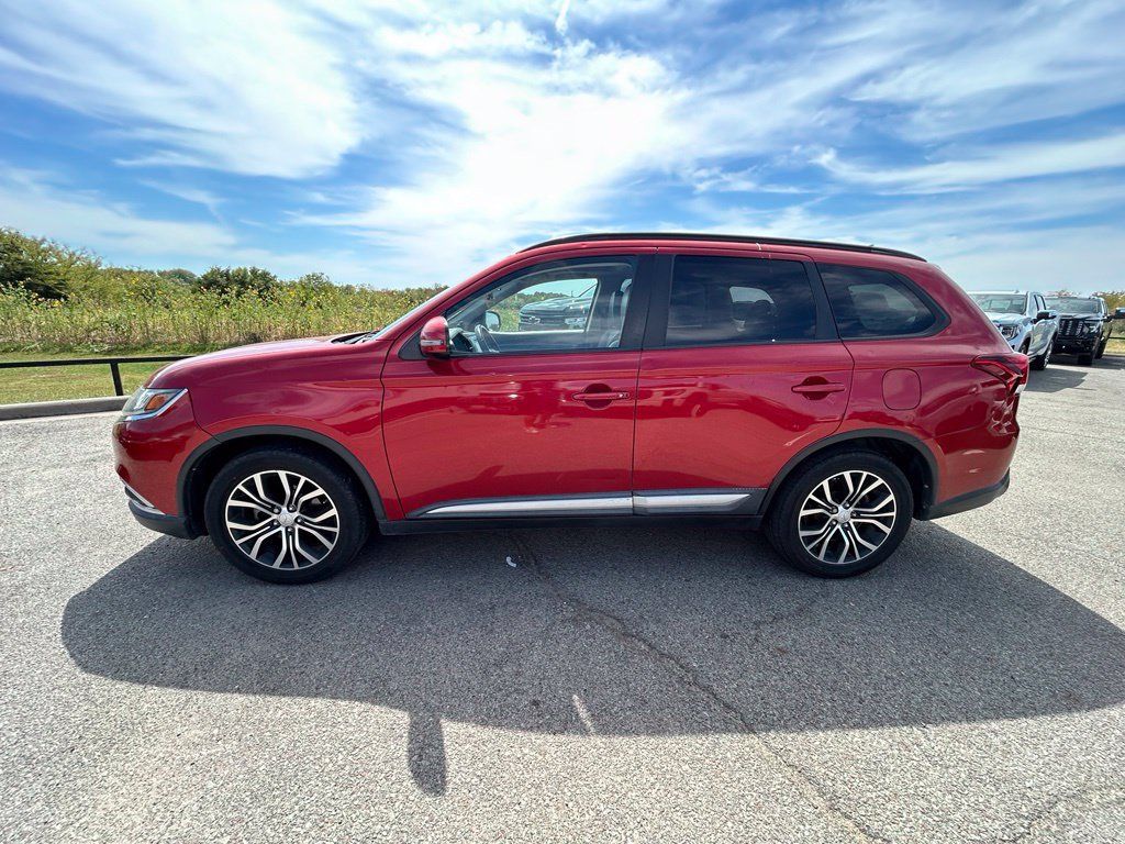 Used 2016 Mitsubishi Outlander FWD image 2