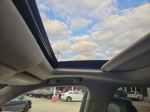 Used 2021 Toyota Highlander XLE image 19