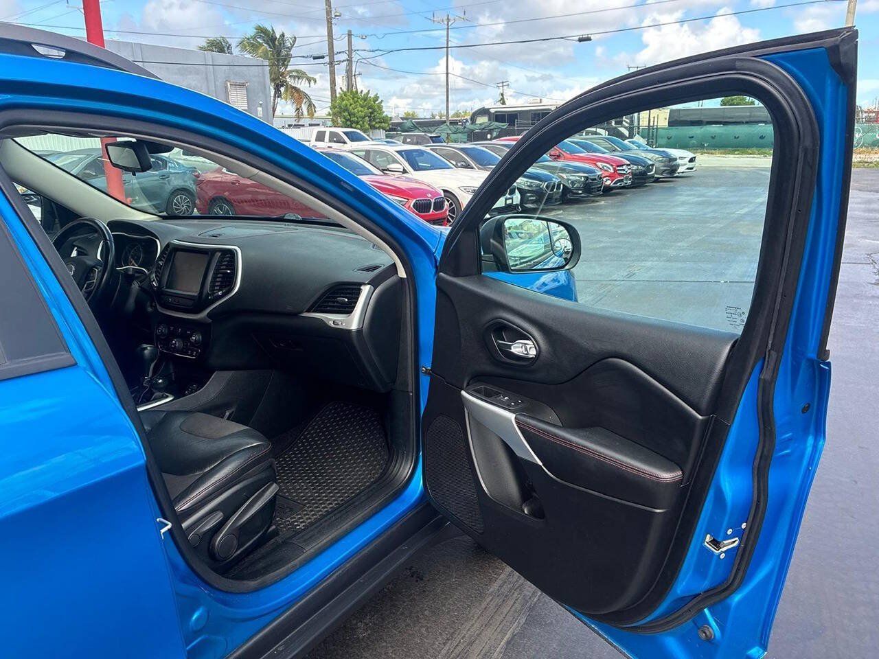 Used 2018 Jeep Cherokee Trailhawk AWD/4WD image 14