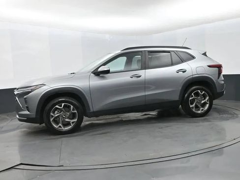 Used 2025 Chevrolet Trax LT w/ LT Convenience Package FWD image 5