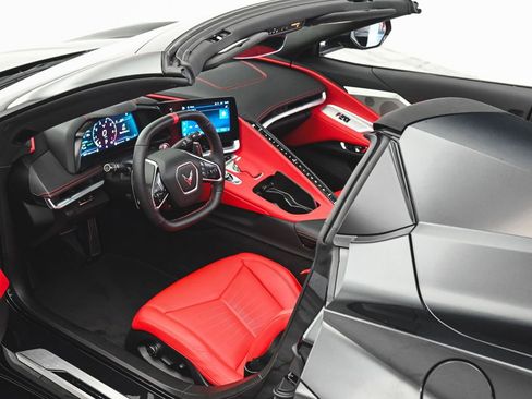 Used 2024 Chevrolet Corvette Stingray Preferred Conv w/ Z51 Performance Package RWD image 32