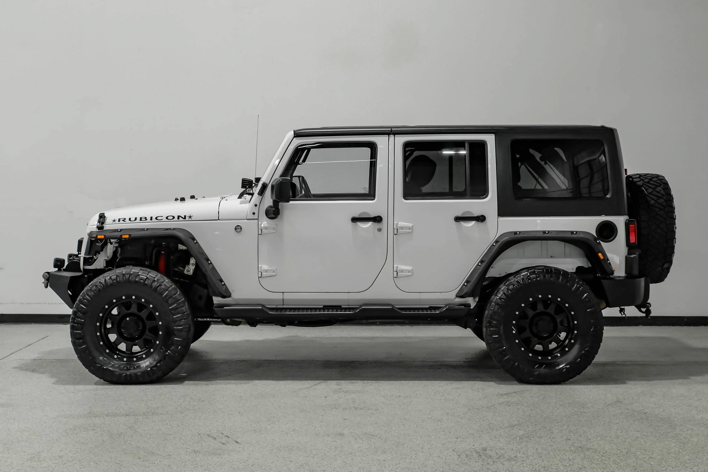 Used 2015 Jeep Wrangler Unlimited Rubicon w/ Connectivity Group AWD/4WD image 9