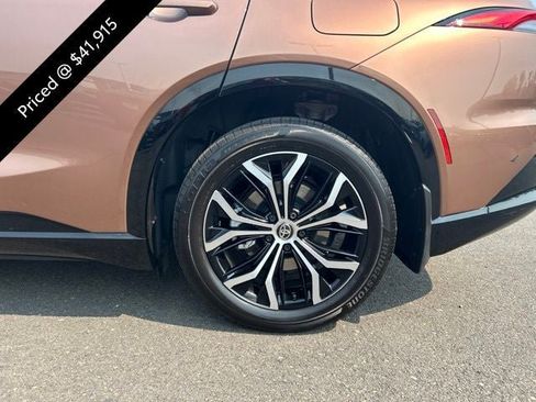 Used 2025 Toyota Crown Signia w/ Tow-Hitch Package (TMS) AWD/4WD image 6