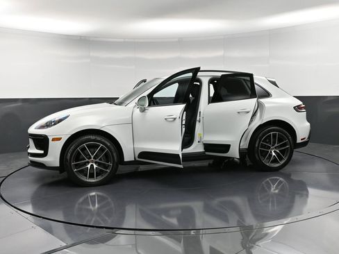 Certified 2025 Porsche Macan image 37