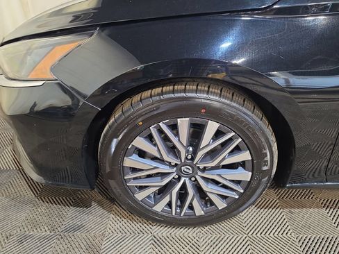 Used 2024 Nissan Altima 2.5 SV FWD image 18