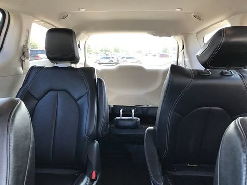 Used 2024 Chrysler Pacifica Limited FWD image 9