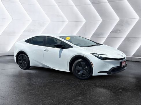 Used 2026 Toyota Prius LE AWD/4WD image 1