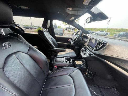 Used 2023 Chrysler Pacifica Touring-L w/ S Appearance Package FWD image 6