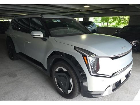 Used 2024 Kia EV9 Land AWD/4WD image 2