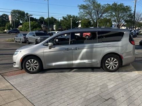Used 2018 Chrysler Pacifica Touring-L FWD image 12
