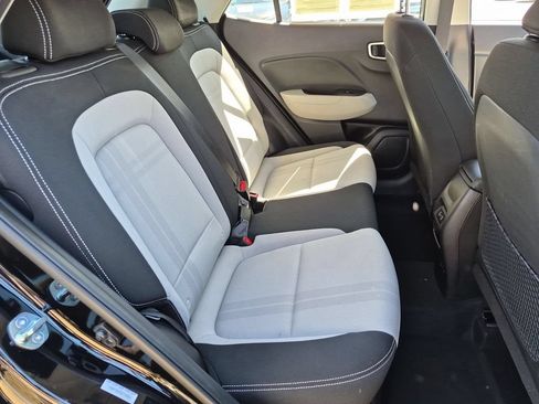 Used 2025 Hyundai Venue SEL FWD image 30