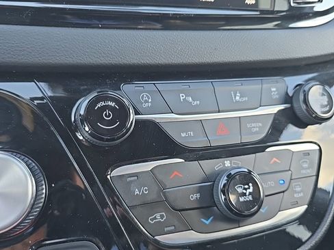 Used 2025 Chrysler Pacifica Select FWD image 15