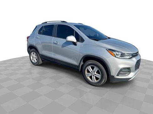 Certified 2022 Chevrolet Trax LT w/ LT Convenience Package AWD/4WD image 3