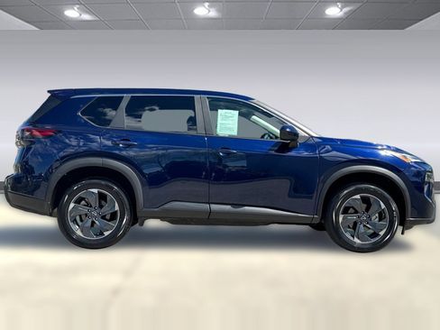 Used 2025 Nissan Rogue SV FWD image 2