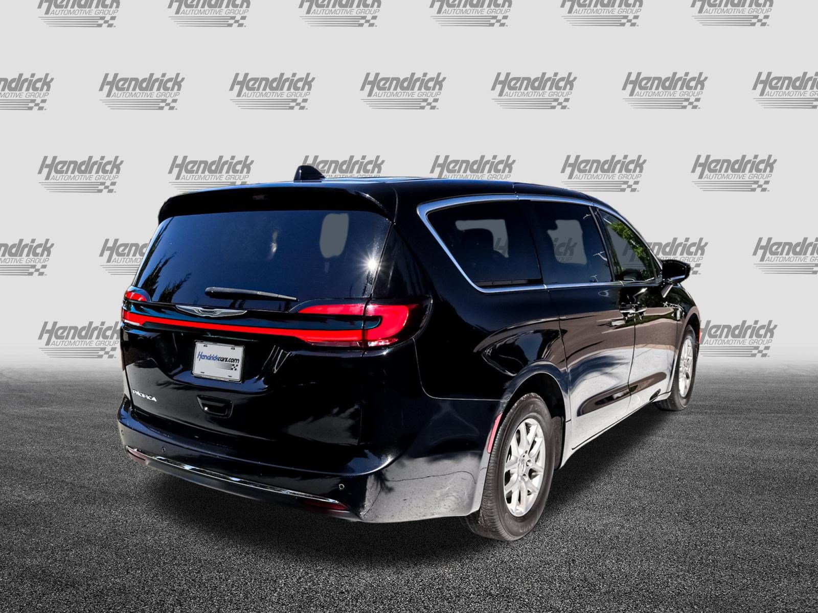 Used 2025 Chrysler Pacifica Select FWD image 10