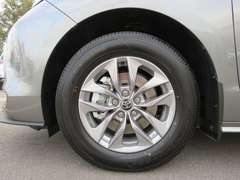 Certified 2026 Toyota Sienna XLE image 6