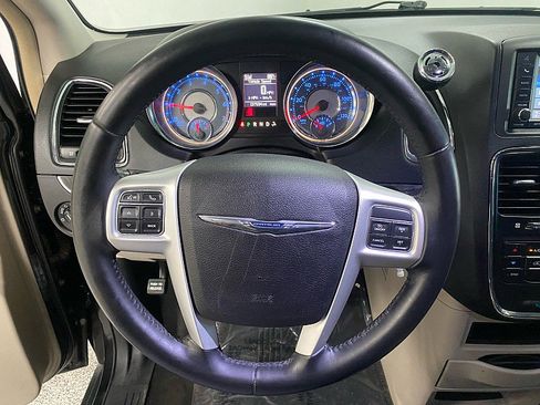 Used 2015 Chrysler Town & Country Touring-L image 17