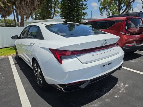 Used 2022 Hyundai Elantra SEL w/ Convenience + Premium Package FWD image 12