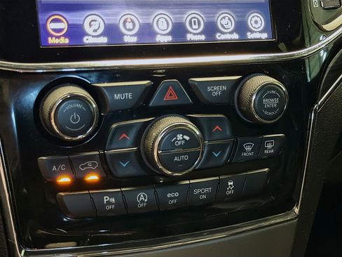 Used 2020 Jeep Grand Cherokee Limited w/ Luxury Group II image 10