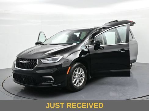 Used 2024 Chrysler Pacifica Touring-L FWD image 27