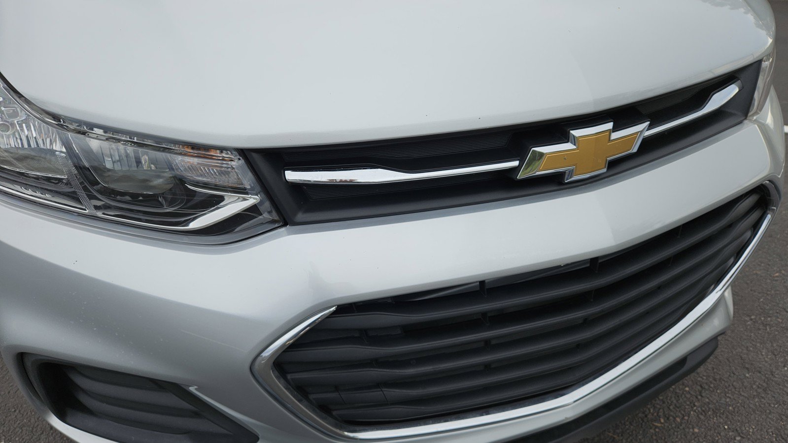 Used 2022 Chevrolet Trax LS w/ Tint and Cruise Package FWD image 3