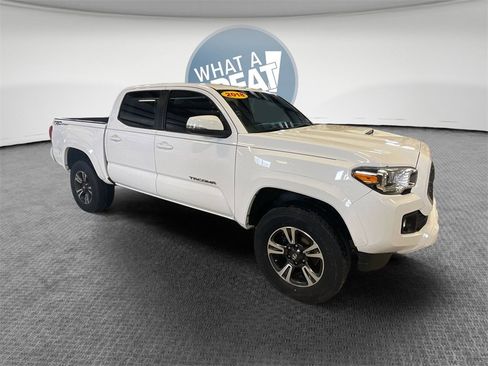 Used 2018 Toyota Tacoma TRD Sport image 1