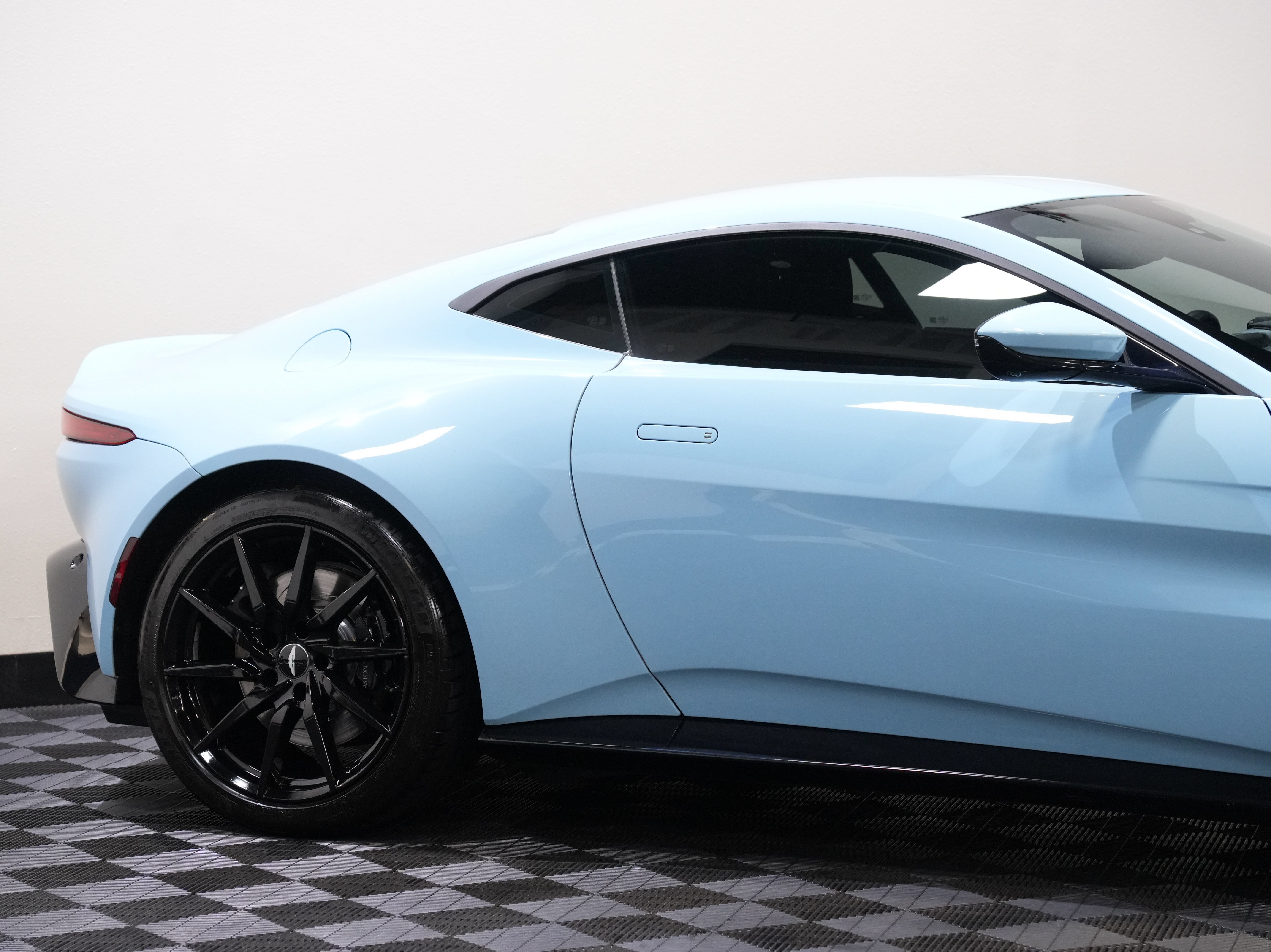 Used 2020 Aston Martin V8 Vantage Coupe RWD image 13