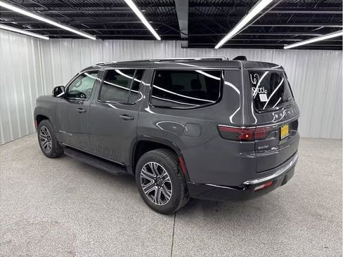 Used 2025 Jeep Wagoneer 4WD w/ Convenience Group I image 3