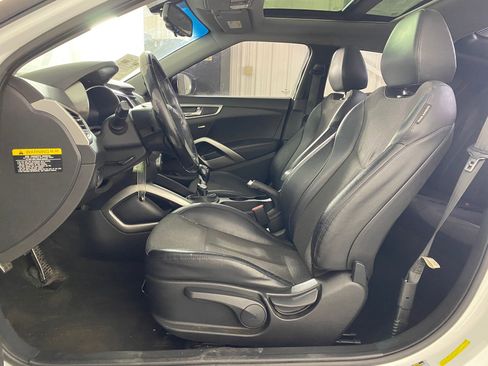 Used 2013 Hyundai Veloster w/ Style Pkg image 4