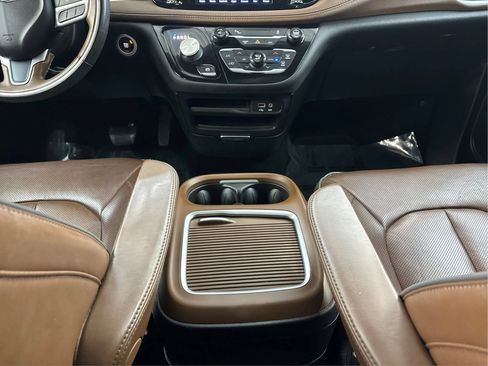 Used 2017 Chrysler Pacifica Limited FWD image 22