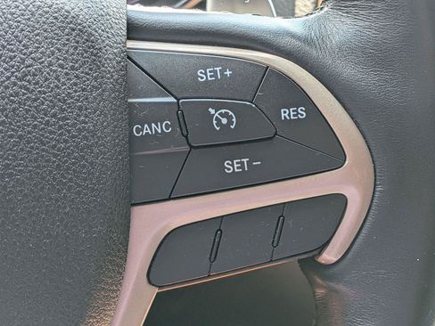 Used 2015 Jeep Grand Cherokee Limited w/ Luxury Group II AWD/4WD image 19
