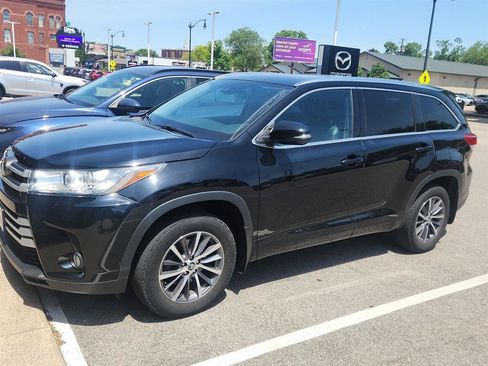 Used 2017 Toyota Highlander XLE w/ Carpet Mat Package AWD/4WD image 6