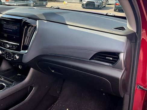 Used 2021 Chevrolet Traverse LT image 15