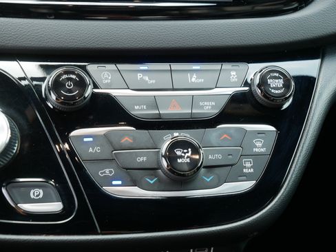Used 2025 Chrysler Pacifica Select FWD image 23